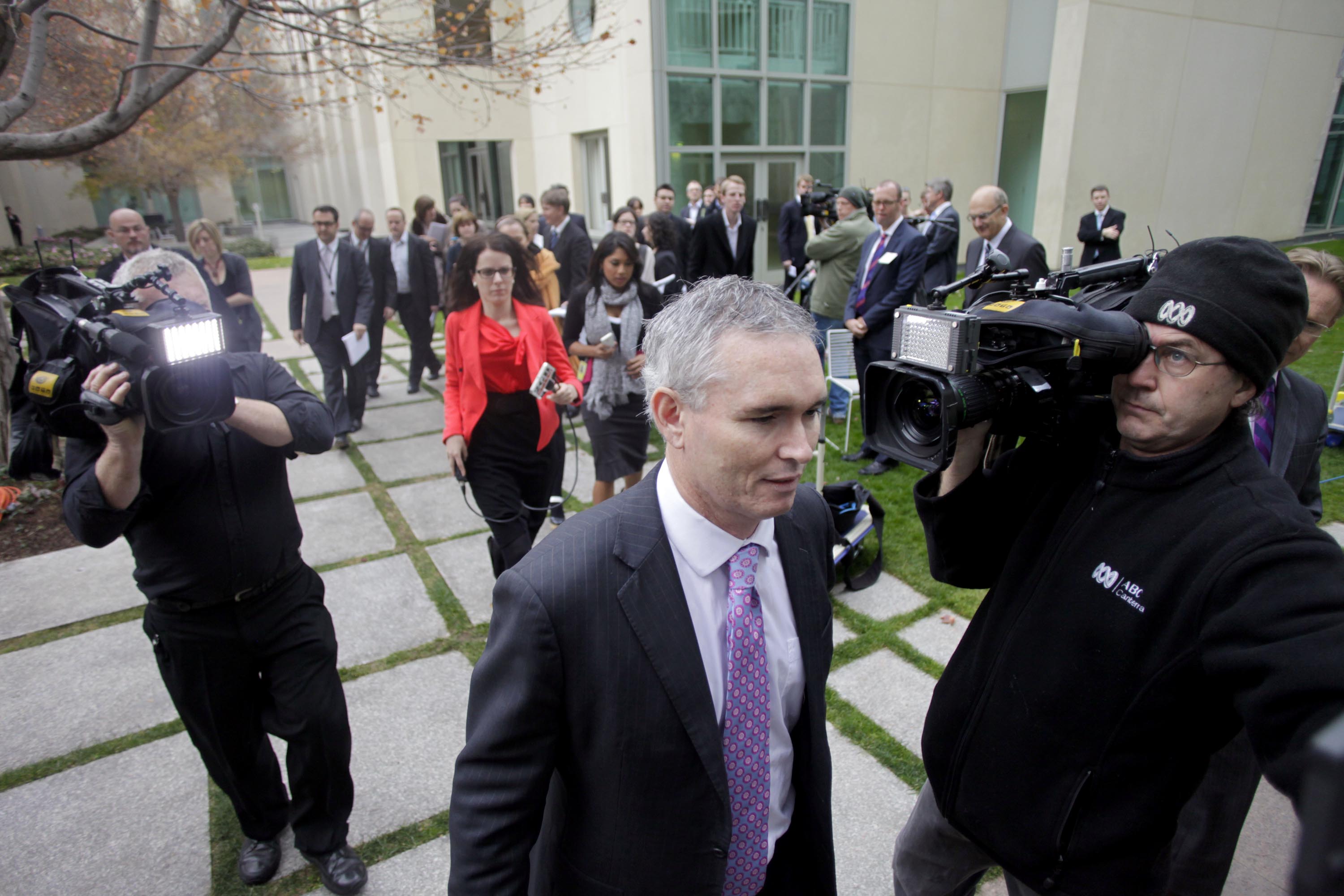 Quit for your own good, Abbott tells Thomson ABC News