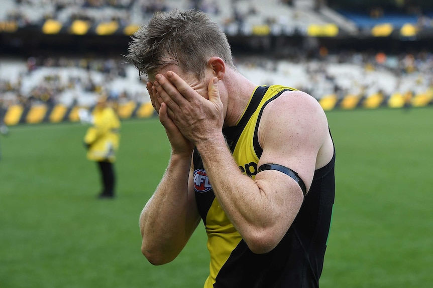 Jack Riewoldt puts his head in his hands