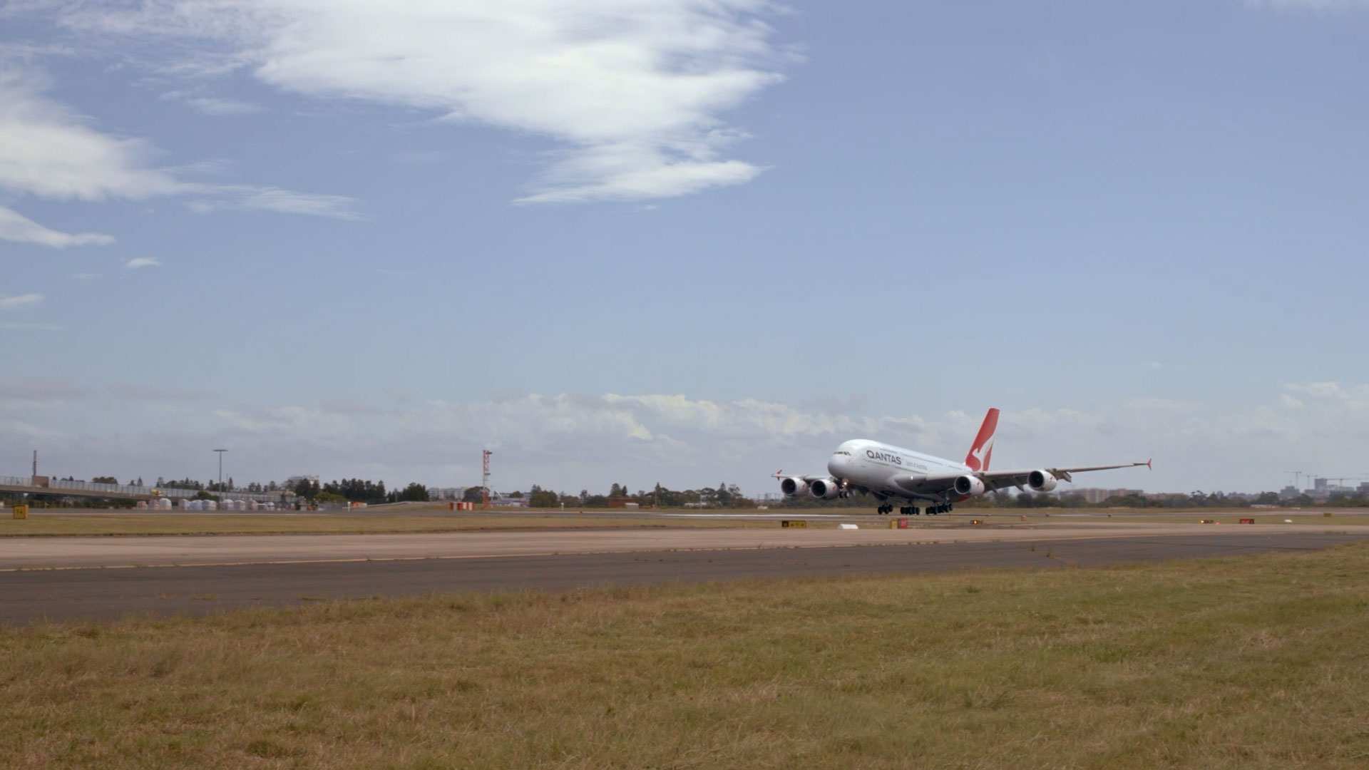 GFXb_Odyssey_BordersOpen_QANTASLandingLoop02 - ABC News