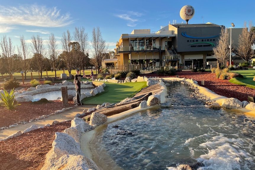 photo d'un spa et d'un grand mini golf 