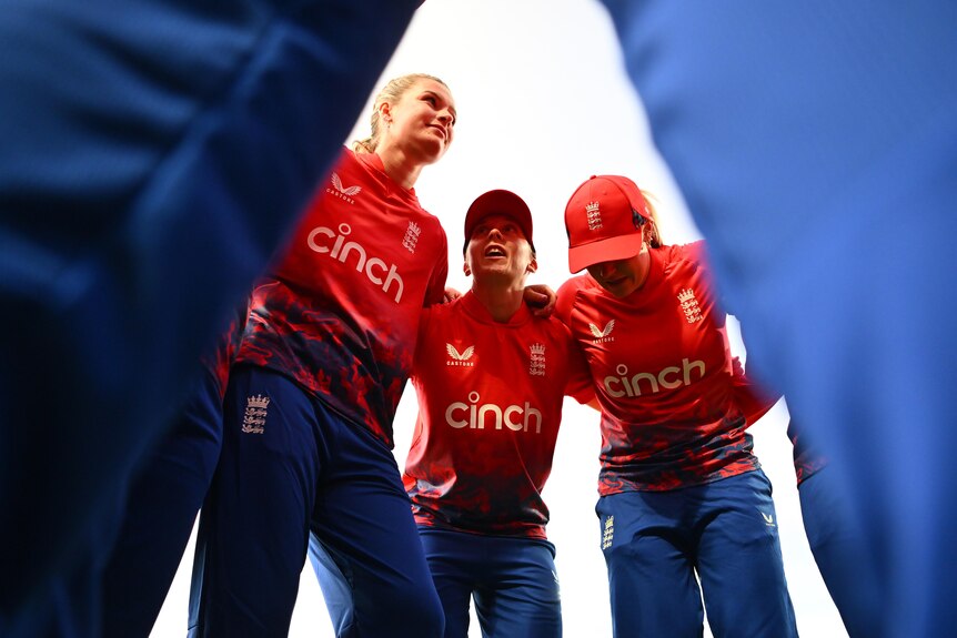 Heather Knight (centre) speaks to her England team in a huddle before a Women's Ashes match.