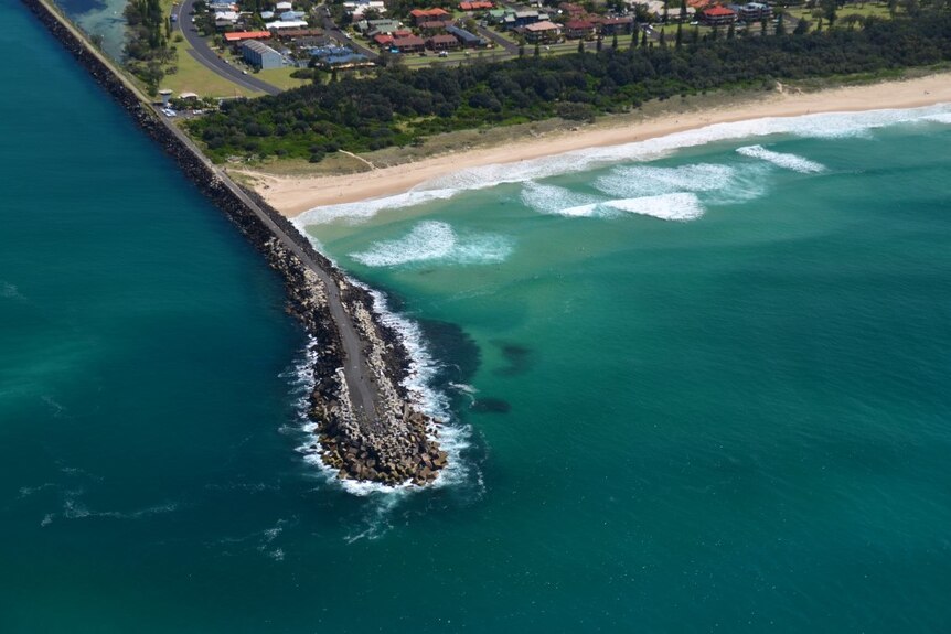 Aerial photo of schools of fish around the north wall of Lighthouse Beach in Ballina.