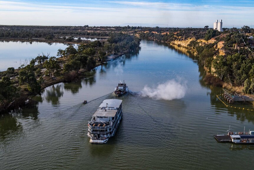 Oscar W tows the Murray River Queen