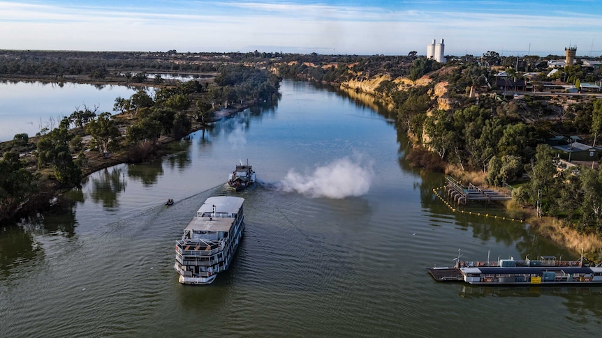 Oscar W tows the Murray River Queen