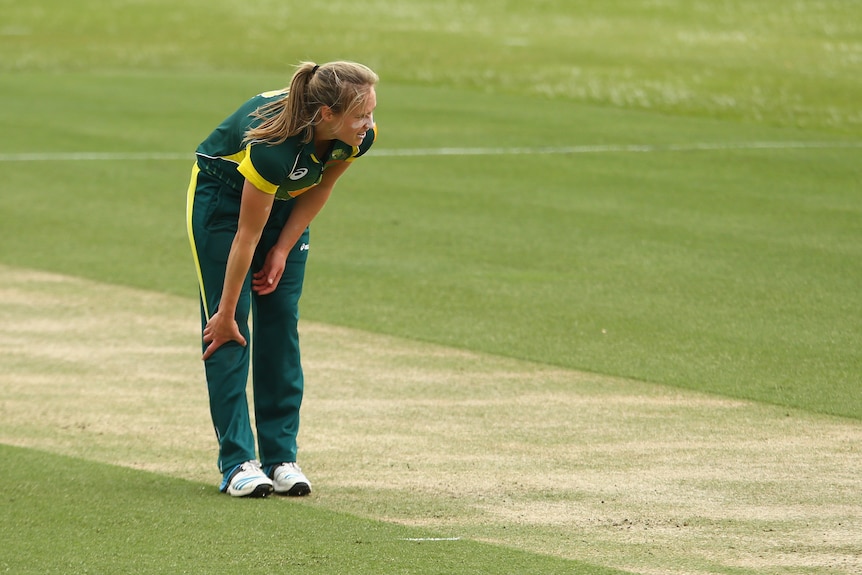 Ellyse Perry grimaces as she holds her knee during a 2014 ODI.