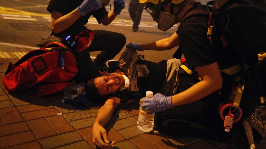 香港警察使用催泪瓦斯对抗街头示威者镇压抗议。