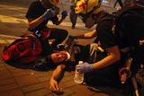 香港警察使用催泪瓦斯对抗街头示威者镇压抗议。