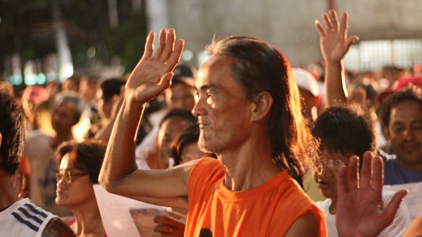 A crowd of "surrendered drug personalities" swearing the oath to give up drugs