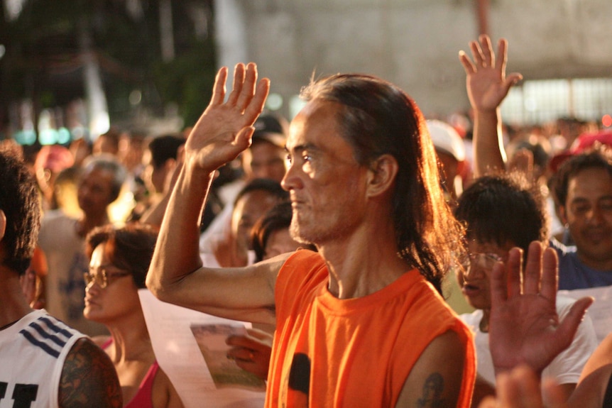 A crowd of "surrendered drug personalities" swearing the oath to give up drugs