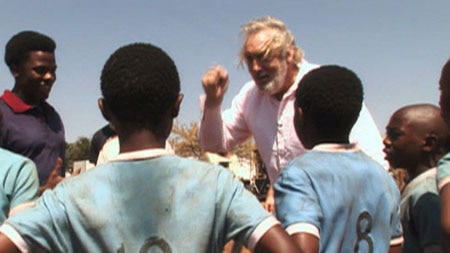 Director Phil Noyce talks to black South African children