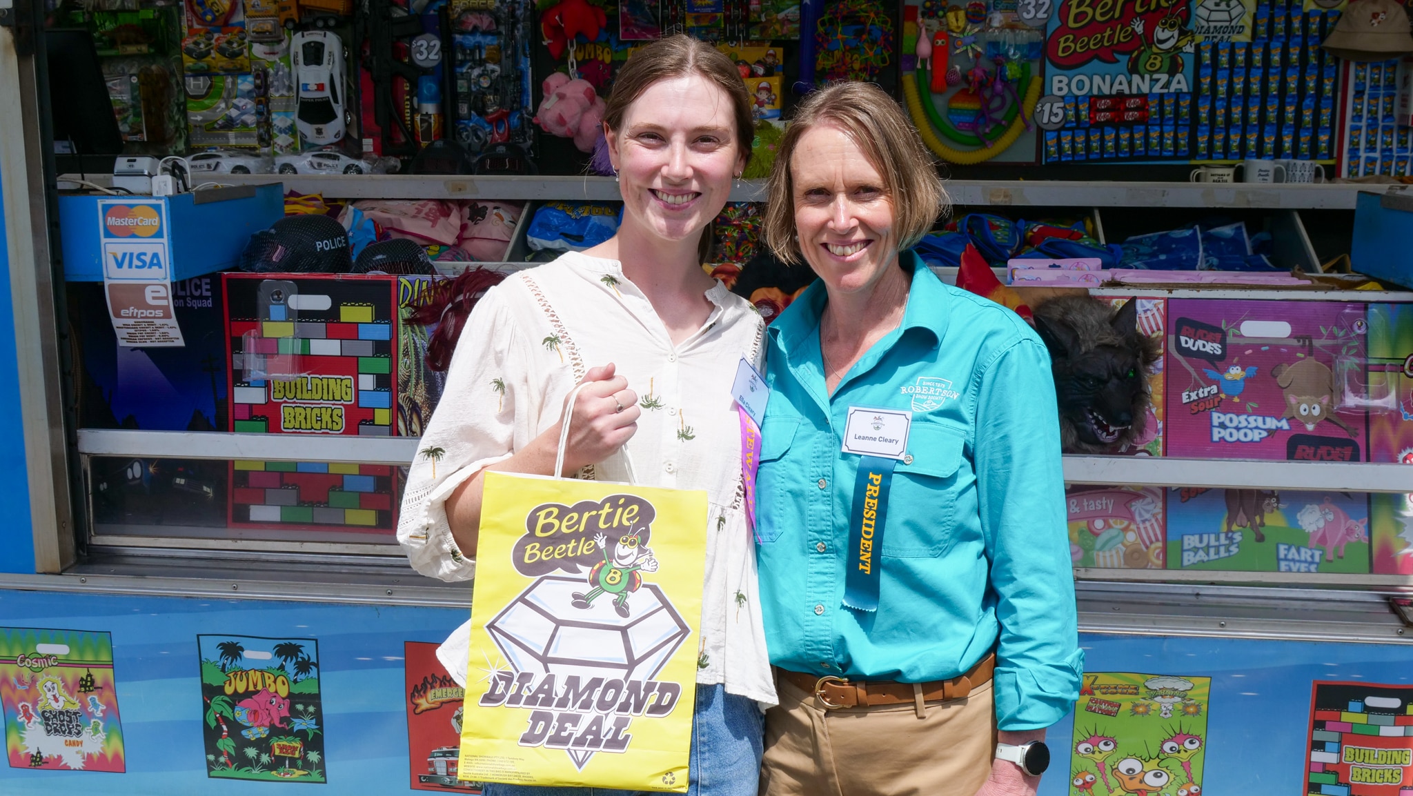 Dos mujeres sostienen un bolso de exhibición del Bertie Beetle. 