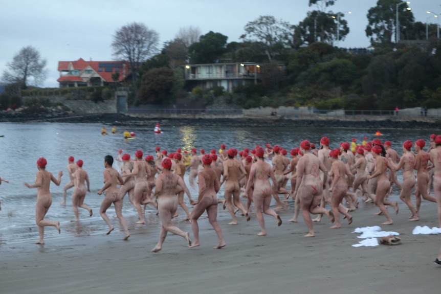 France Naked Beach - Dark Mofo winter solstice nude swim sees record numbers flock to Hobart's  Long Beach - ABC News
